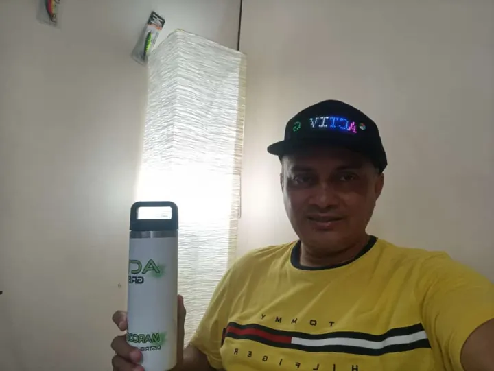Cliente con su termo de Activ Greens