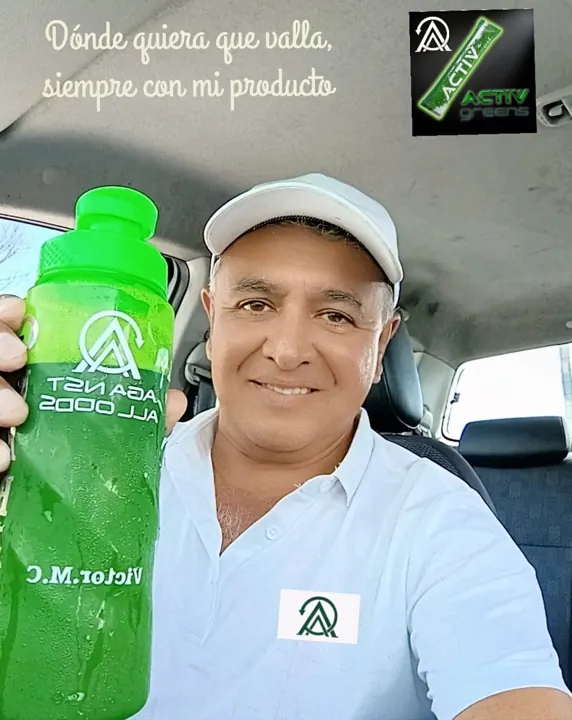 Víctor con su botella de Activ Greens en el carro