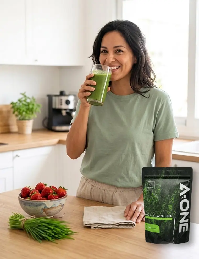 Mujer en su cocina tomando Activ Greens
